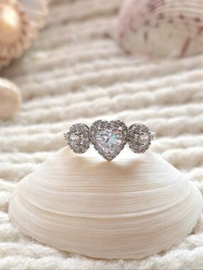 💎NEW💎 3 STONES HALO HEART RING